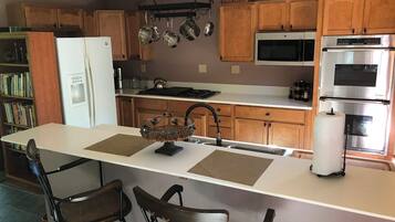 Réfrigérateur, plaque de cuisson, cafetiÚre/bouilloire