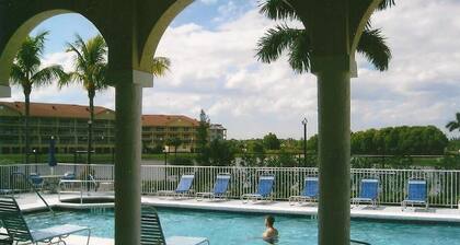 Top Floor, Bright And Airy Furnished Condo With Pool And Fitness Center