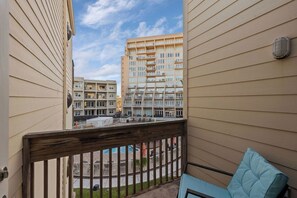 Íbúð - útsýni yfir sundlaug | Verönd/útipallur