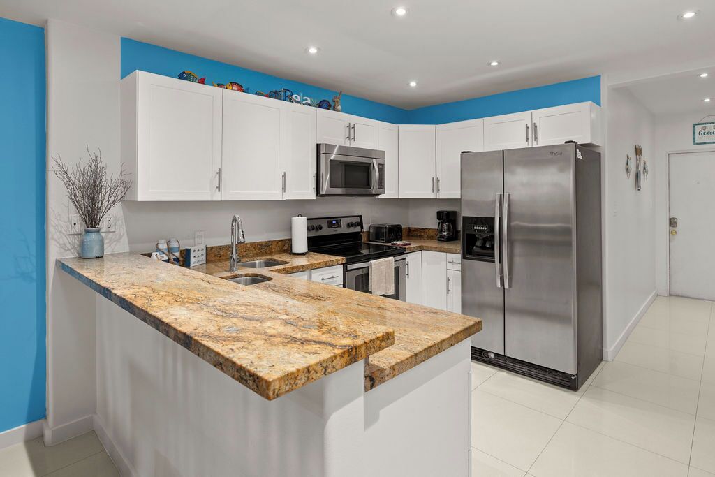 Appartement, uitzicht op zwembad | Privékeuken | Een koffiezetapparaat/waterkoker