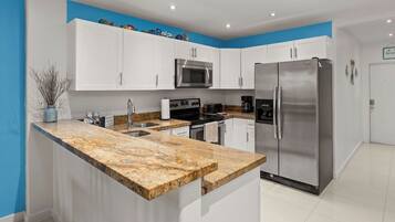 Condo, vista a la alberca | Cocina privada | Cafetera y tetera