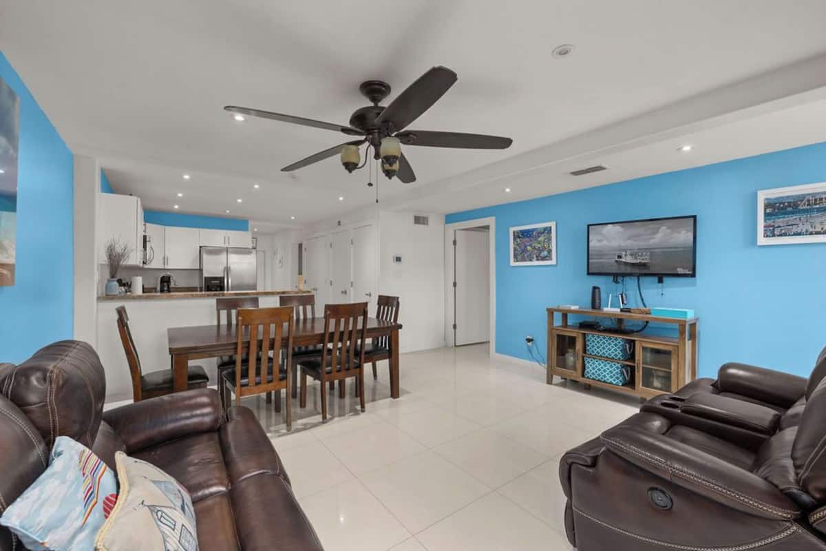 Condo, vista a la alberca | Área de sala de estar | Televisión de pantalla plana