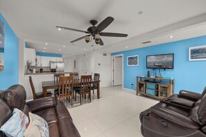 Condo, vista a la alberca | Área de sala de estar | Televisión de pantalla plana 