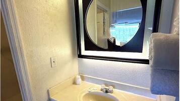 单人房 | 浴室 | 吹风机、毛巾、肥皂、洗发水