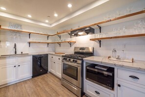 Fridge, microwave, oven, stovetop - Lakeview Getaway | Modern, game room, spa, sauna! (Big Bear Lake)