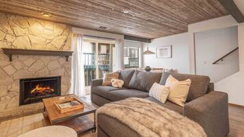 Een televisie en een open haard