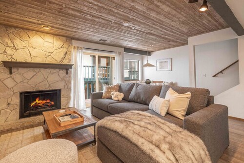 Lakeview Getaway | Modern, game room, spa, sauna!