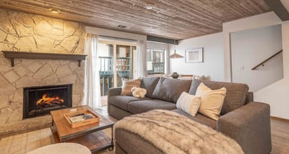 Lakeview Getaway | Modern, game room, spa, sauna!