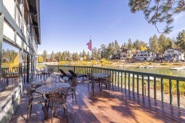 Outdoor dining - Lakeview Getaway | Modern, game room, spa, sauna! (Big Bear Lake)