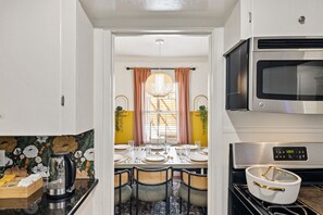Fridge, microwave, oven, stovetop - HOT TUB No Fee - 4Bedroom Zilker OASIS - Family Friendly (Austin)