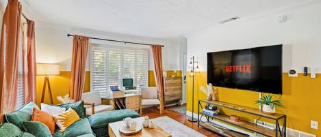 智能電視、壁爐、足球機、音樂庫