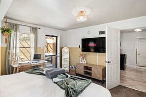 Desk, iron/ironing board, travel cot, free WiFi - HOT TUB No Fee - 4Bedroom Zilker OASIS - Family Friendly (Austin)