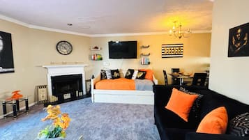 Smart TV, chimenea y impresora