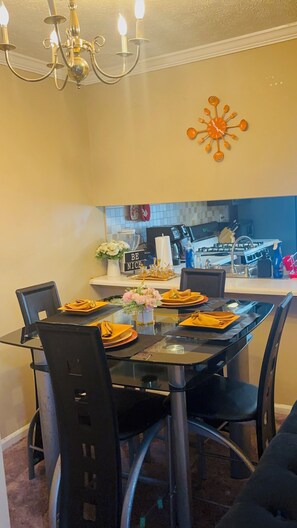 Dining - Homely 2-bedroom . Long Term Stays . Staycation . Work Trips . Pet Friendly (Norcross)