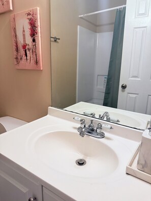 Hair dryer, towels, soap, shampoo - Homely 2-bedroom . Long Term Stays . Staycation . Work Trips . Pet Friendly (Norcross)
