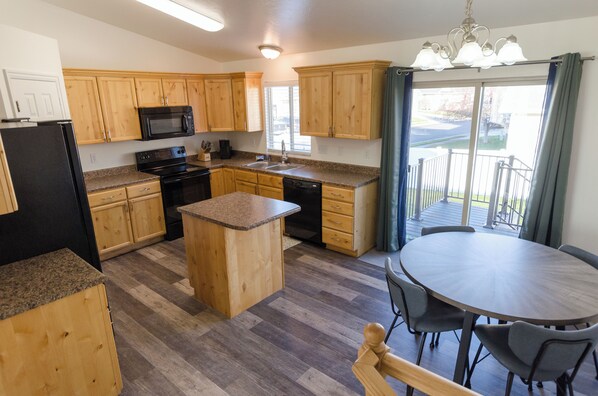 Fridge, microwave, oven, stovetop - Charming 3-bedroom house in beautiful Providence with AC (Providence)