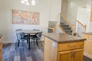 Dining - Charming 3-bedroom house in beautiful Providence with AC (Providence)