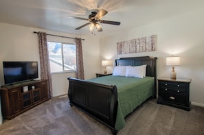Iron/ironing board, free WiFi, bed sheets - Charming 3-bedroom house in beautiful Providence with AC (Providence)
