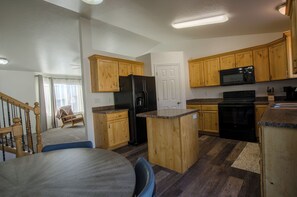 Fridge, microwave, oven, stovetop - Charming 3-bedroom house in beautiful Providence with AC (Providence)
