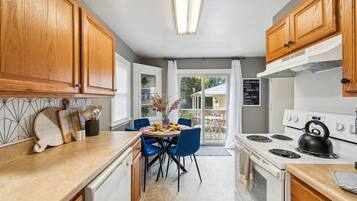 Een koelkast, een oven, een kookplaat, een koffiezetapparaat/waterkoker