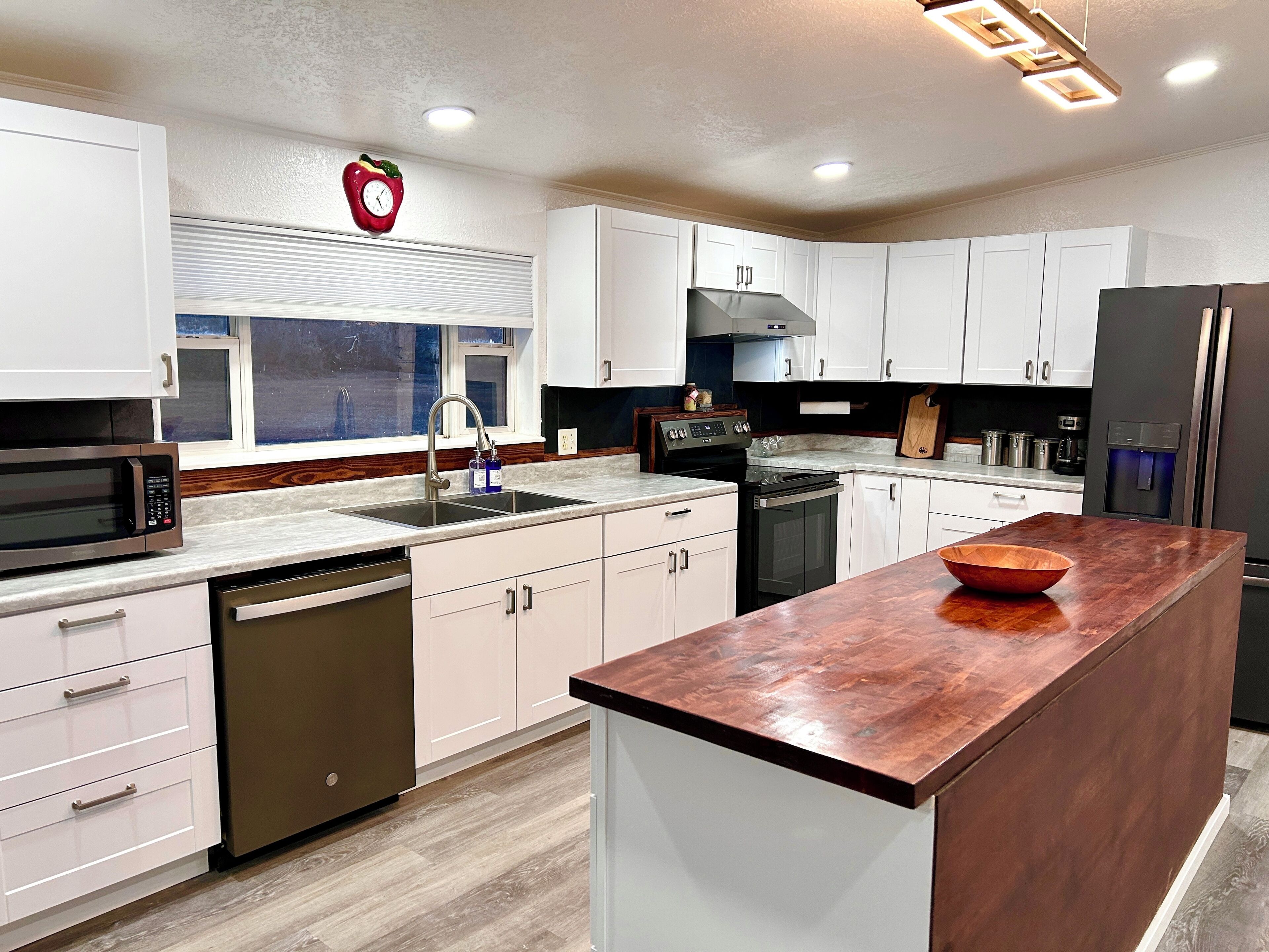 Frigorifero, microonde, forno, piano cottura