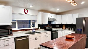 Coffee/tea maker, fridge, microwave, oven - Four Corners Retreat! Spacious 4-bedroom house in Aztec, NM. (Aztec)