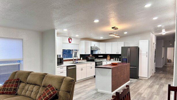 Smart TV, fireplace, books - Four Corners Retreat! Spacious 4-bedroom house in Aztec, NM. (Aztec)