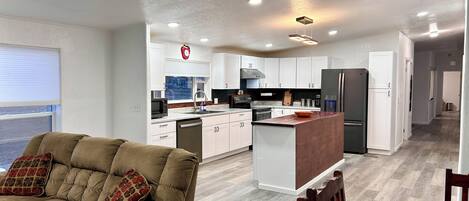 Een smart-tv, een open haard en boeken