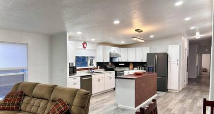 Four Corners Retreat! Spacious 4-bedroom house in Aztec, NM.