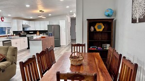 Dining - Four Corners Retreat! Spacious 4-bedroom house in Aztec, NM. (Aztec)