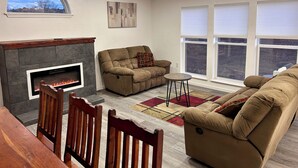 Smart TV, fireplace, books - Four Corners Retreat! Spacious 4-bedroom house in Aztec, NM. (Aztec)