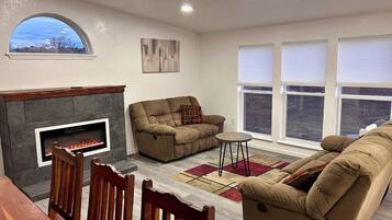 Una Smart TV, una chimenea, libros