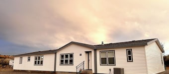 Four Corners Retreat! Spacious 4-bedroom house in Aztec, NM.