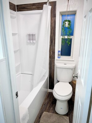 Bañera de hidromasaje, secador de pelo, toallas y jabón