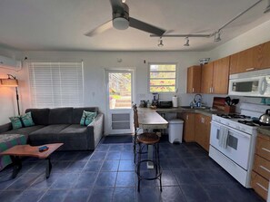 Geladeira, micro-ondas, fogão, cooktop