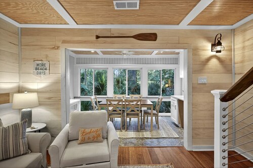 Pet Friendly, Tiki Bar, 3 pools, pickleball!