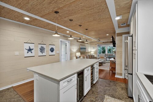 Pet Friendly, Tiki Bar, 3 pools, pickleball!