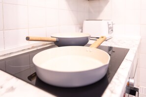 Fridge, microwave, oven, stovetop - Open Mind Property - Hot Tub • Garden • 3 Bedroom (Portsmouth)