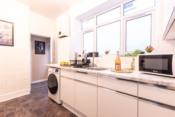 Kjøleskap, mikrobølgeovn, ovn og kokeplater