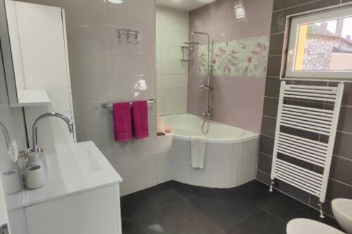 Casa (Two Bedroom Holiday Home With Terrace) | Baño | Tina y toallas