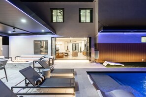 Outdoor pool, a heated pool - Modern Arcadia Family Luxury Compound Htd Pool & Spa, Outdoor Kitchen & Fire Pit (Phoenix)