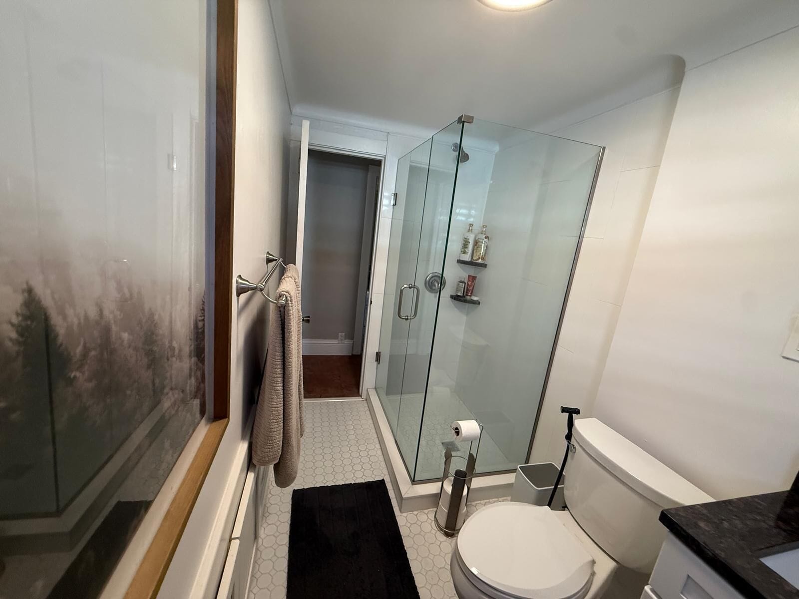 Douche, articles de toilette gratuits, sèche-cheveux