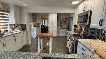 Einzelzimmer, 1 Queen-Bett, Nichtraucher, Mikrowelle | Eigene Küche | Mikrowelle, Ofen, Herdplatte, Geschirrspüler