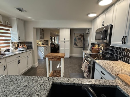 单人房, 1 张大床, 无烟房, 微波炉 | 私人厨房 | 微波炉、烤箱、炉灶、洗碗机