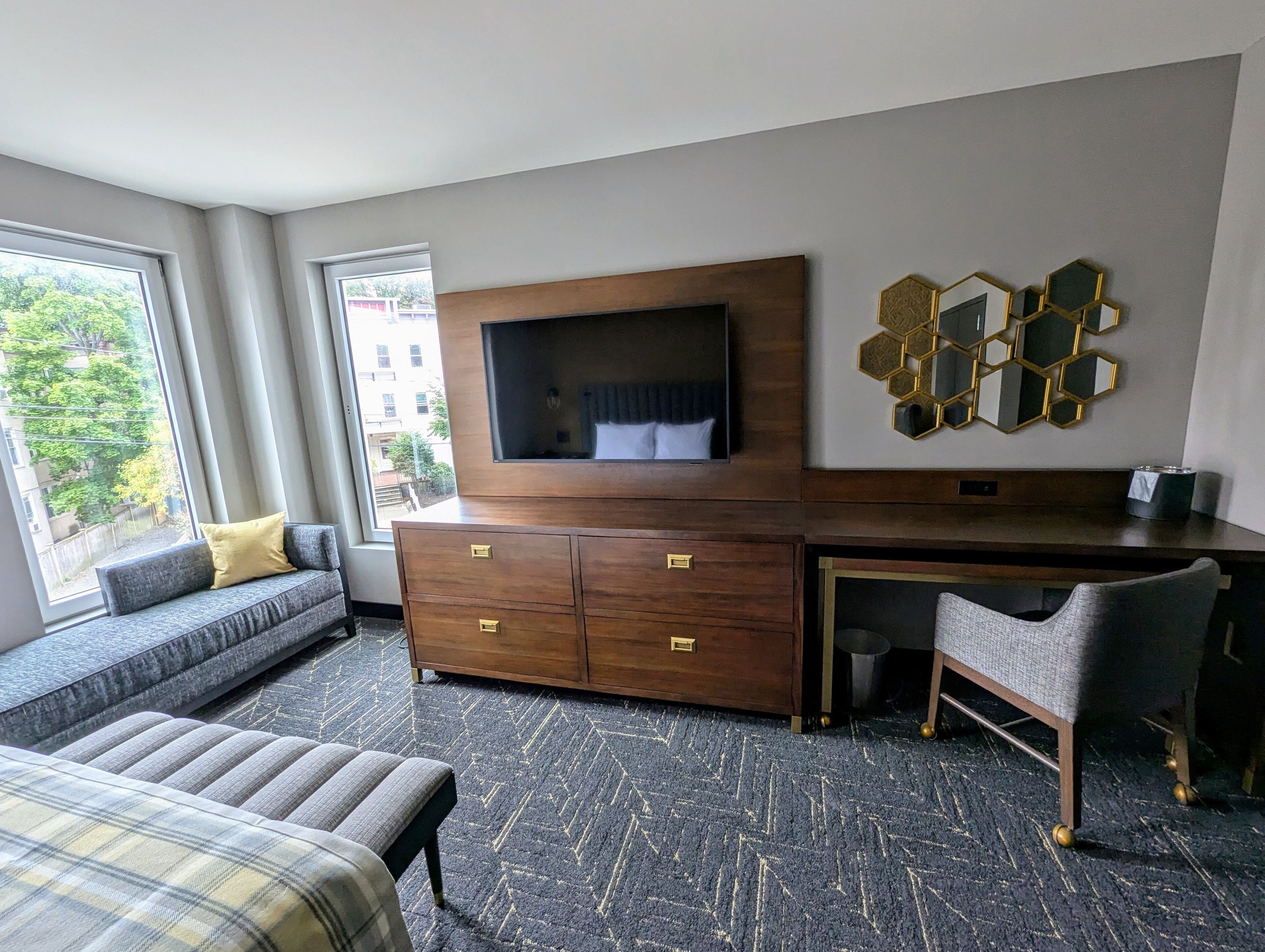 Deluxe Suite, 1 King Bed, City View | Living area