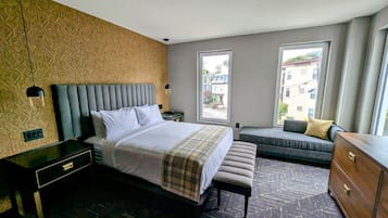 Deluxe Suite, 1 King Bed, City View | In-room safe, desk, laptop workspace, blackout drapes