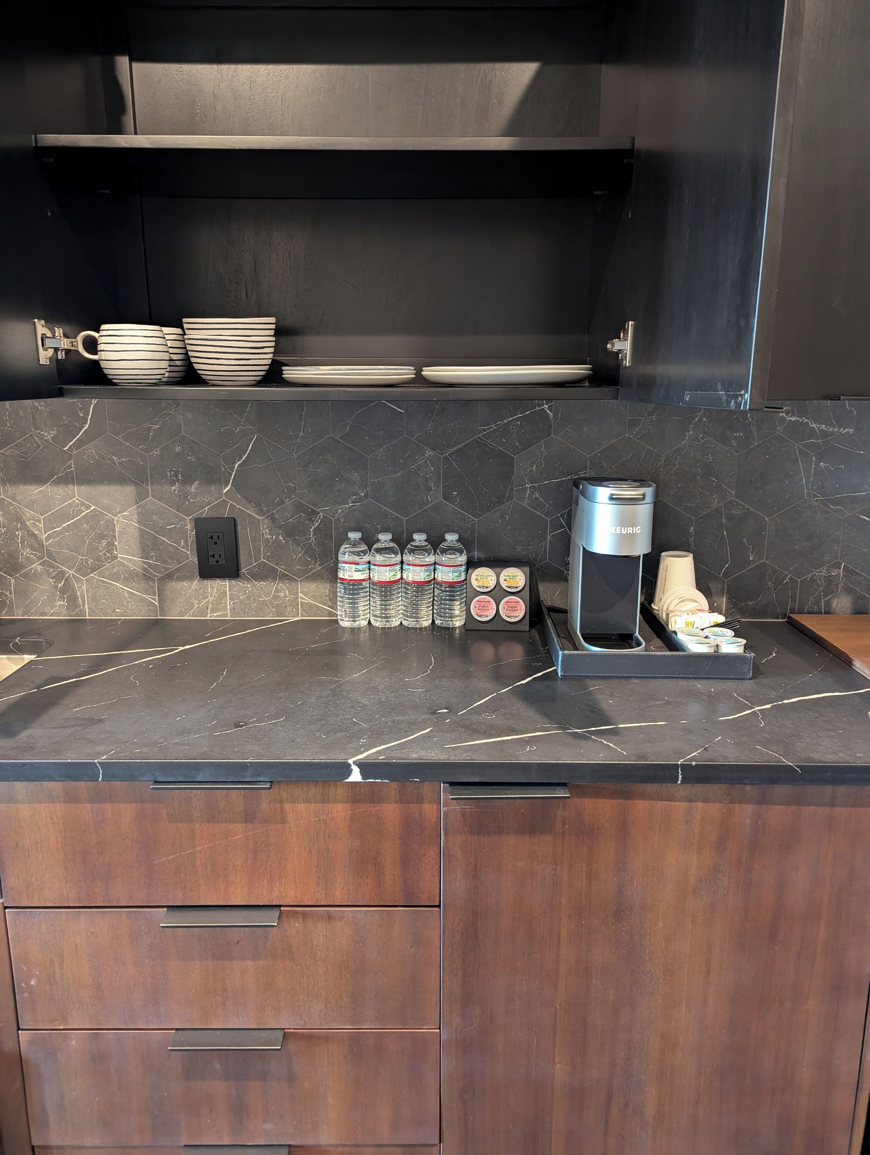 Deluxe Suite, 1 King Bed, City View | Interior