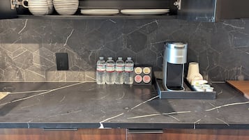 Deluxe Suite, 1 King Bed, City View | Interior