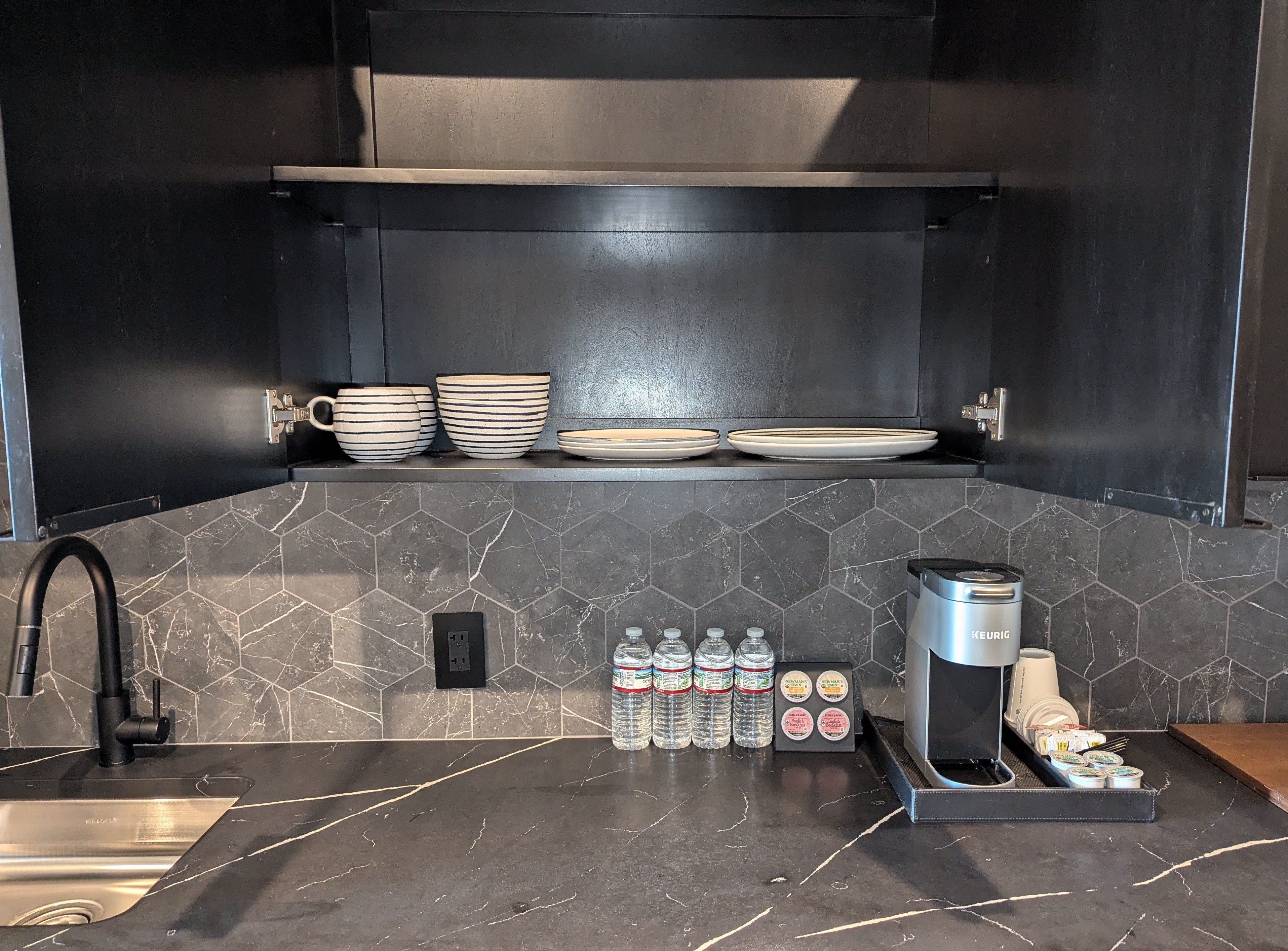 Deluxe Suite, 1 King Bed, City View | Private kitchen | Mini-fridge, microwave, dishwasher, cookware/dishes/utensils