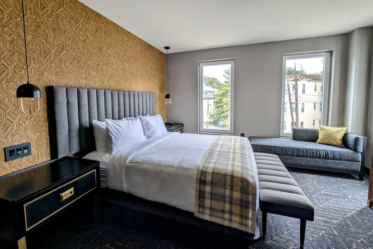 Deluxe Suite, 1 King Bed, City View | In-room safe, desk, laptop workspace, blackout drapes